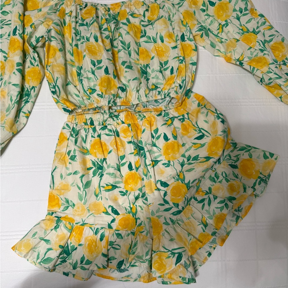 Short set 2pc floral pattern ruffle shorts, off shoulder top. Small